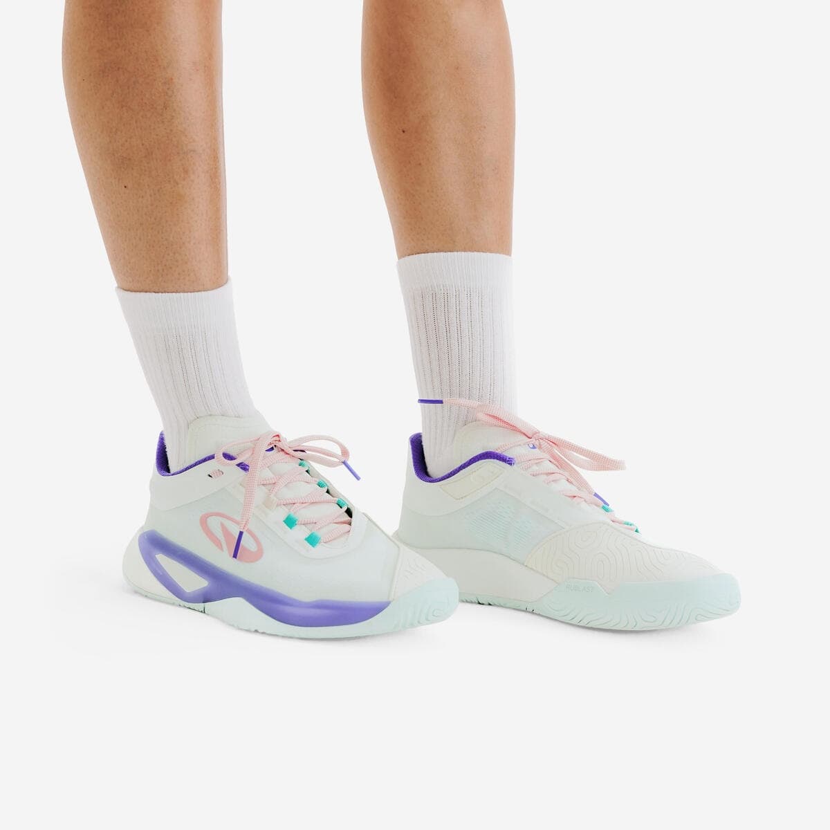 کفش تنیس زنانه دکتلون کویکما Decathlon Women’s Tennis Shoes Unrupt Pro – سفید/بنفش — تصویر ۴