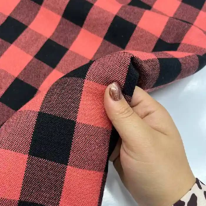 کشمیر سپاهان چهارخونه رنگ مشکی و مرجانی — تصویر ۲