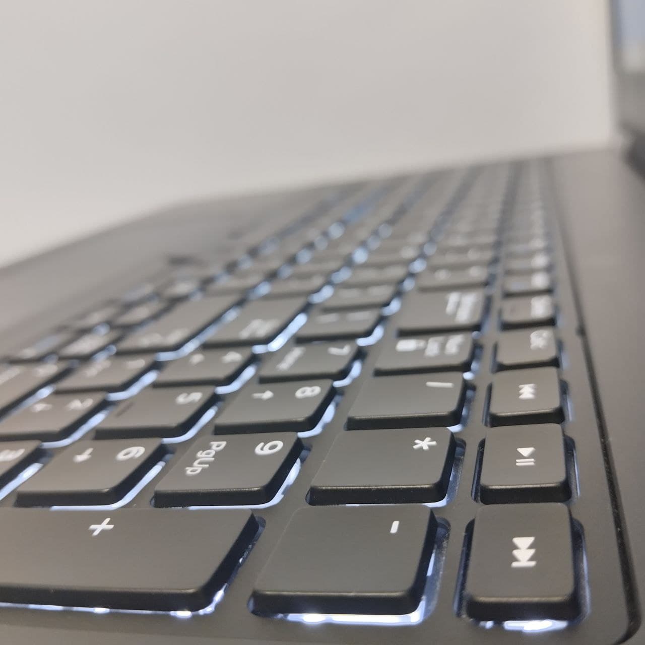 لپ تاپ DELL Latitide 5570 با پردازنده Core i7 گرافیک 2G — تصویر ۵