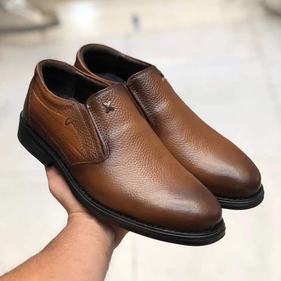 کفش چرم مردانه مجلسی رخشی عسلی کلاسیک رویه چرم طبیعی گاوی زیره لاستیکی نشکن و ضد سایش — تصویر ۹