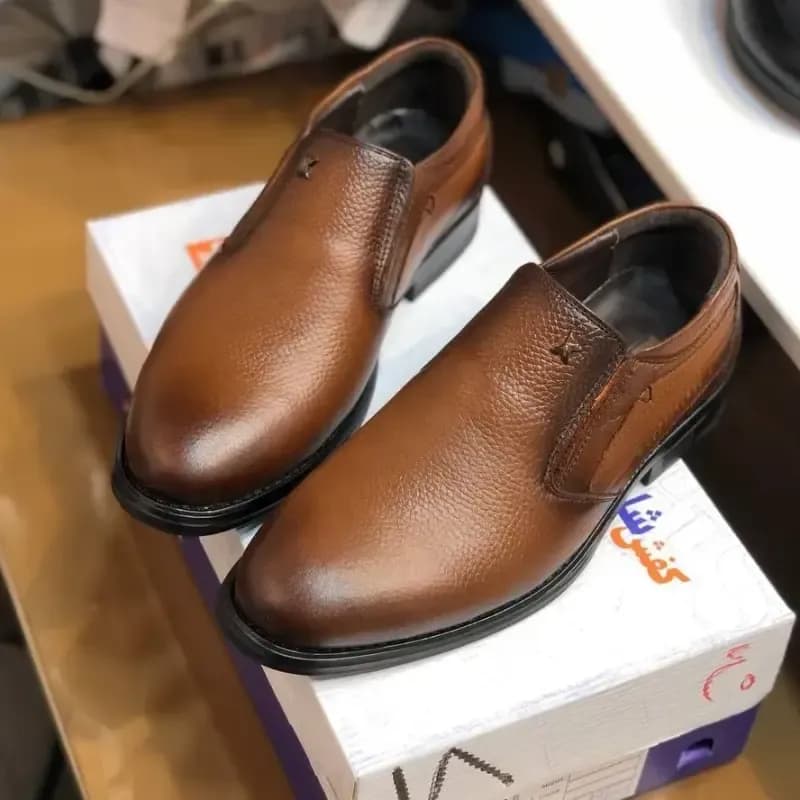 کفش چرم مردانه مجلسی رخشی عسلی کلاسیک رویه چرم طبیعی گاوی زیره لاستیکی نشکن و ضد سایش — تصویر ۶
