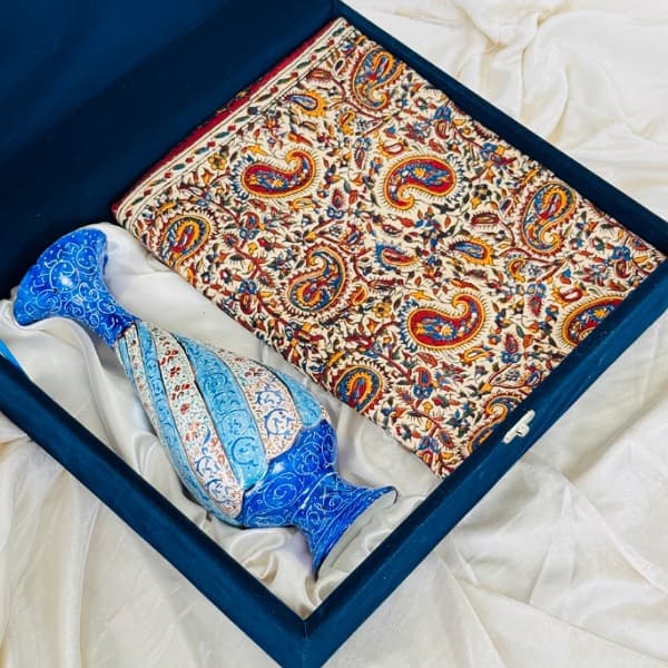 ست مدیریتی گلدان مسی میناکاری شده همراه رومیزی قلمکاری — تصویر ۲