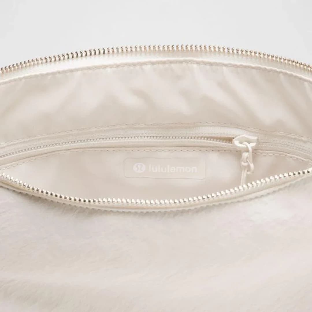 کراس بادی بگ لولولمون Convertible Ruched Crossbody Bag 6.5L — تصویر ۴