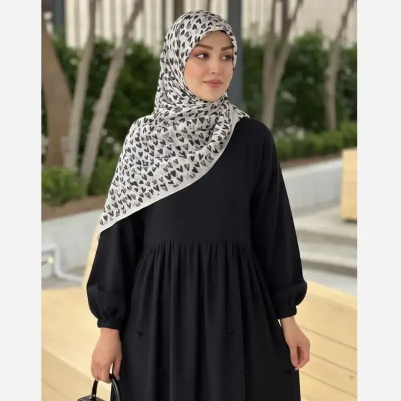 روسری نخی طرح مهری قلب ریز و درشت شیری — تصویر ۴