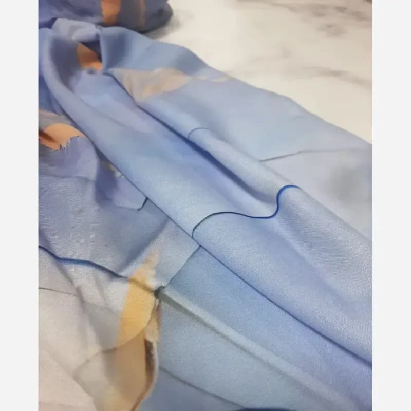 شال نخ کاستوم طرح دلناز آبی عرض 70 طول 2 متر دور چرخ دوز — تصویر ۲