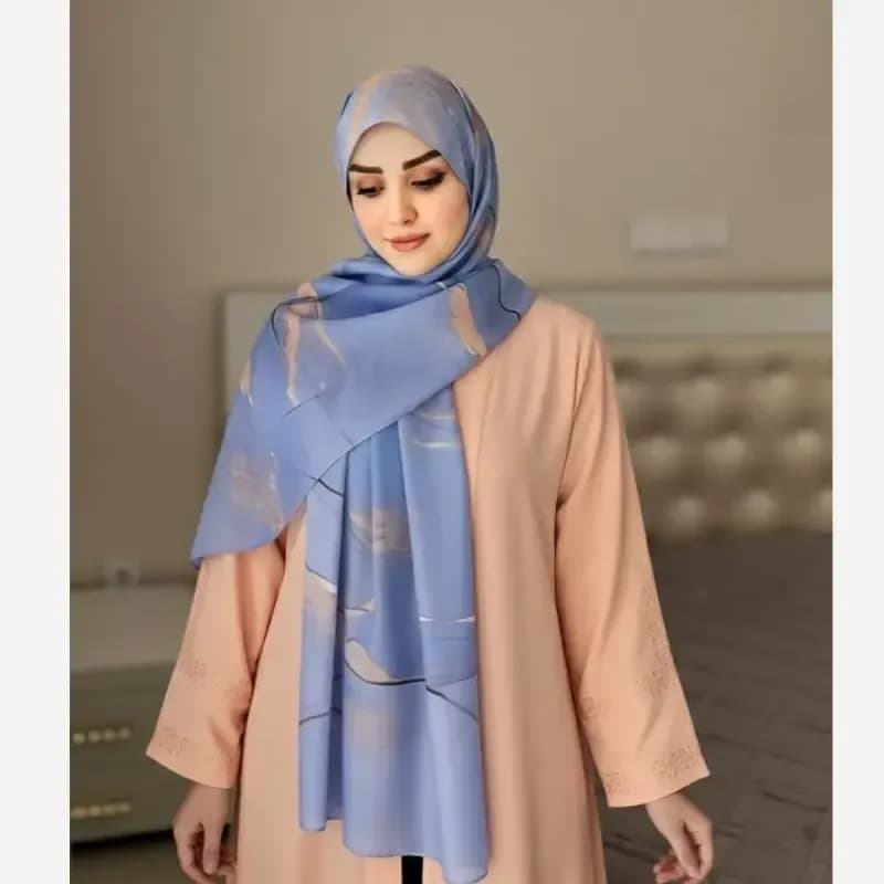 شال نخ کاستوم طرح دلناز آبی عرض 70 طول 2 متر دور چرخ دوز — تصویر ۴