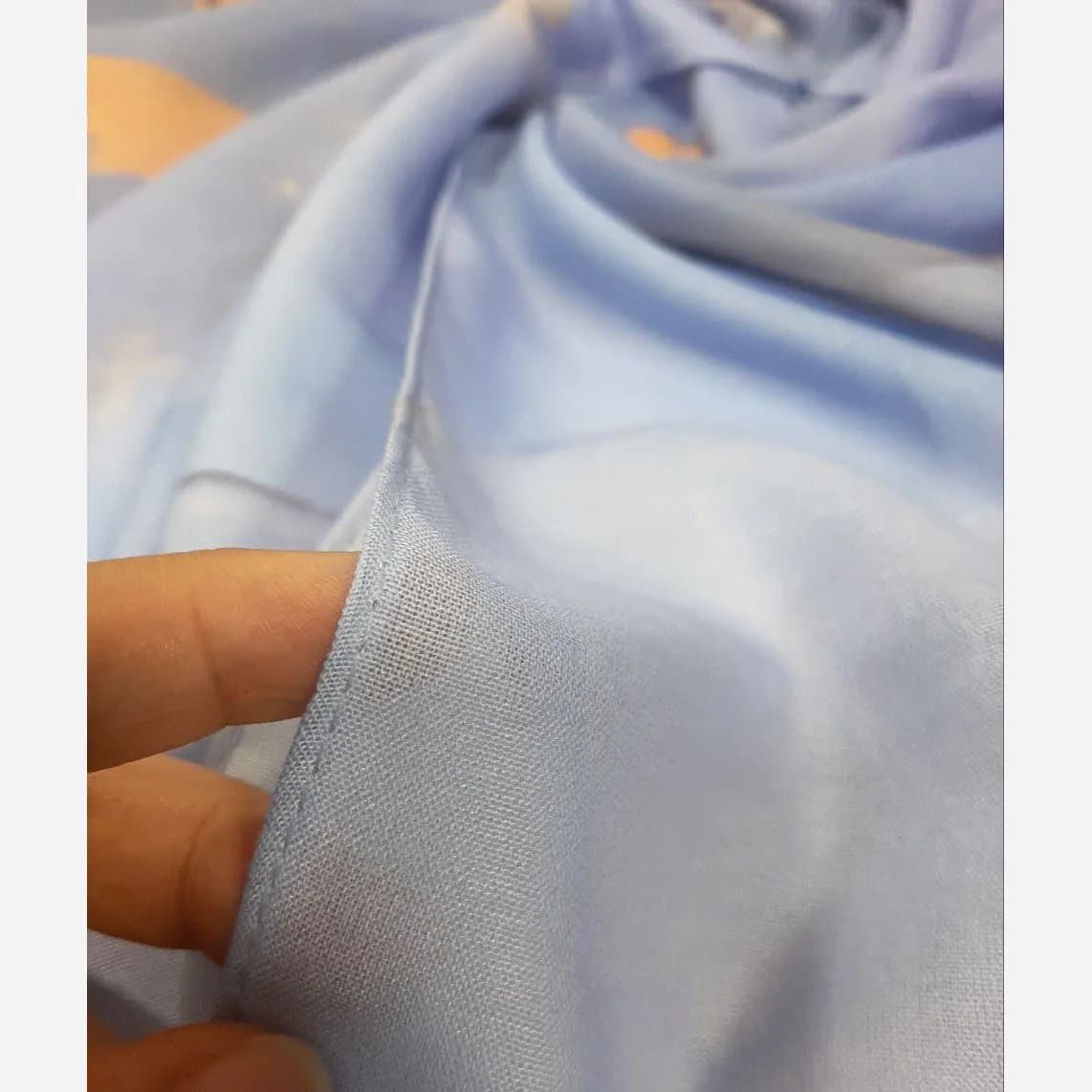 شال نخ کاستوم طرح دلناز آبی عرض 70 طول 2 متر دور چرخ دوز — تصویر ۱۰