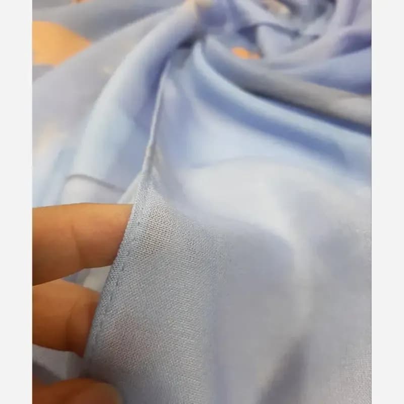 شال نخ کاستوم طرح دلناز آبی عرض 70 طول 2 متر دور چرخ دوز — تصویر ۵