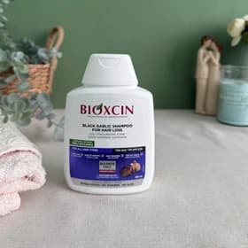 شامپو بیوکسین سفید و ضد ریزش مو حاوی عصاره سیر سیاه مناسب انواع مو حجم 300ml