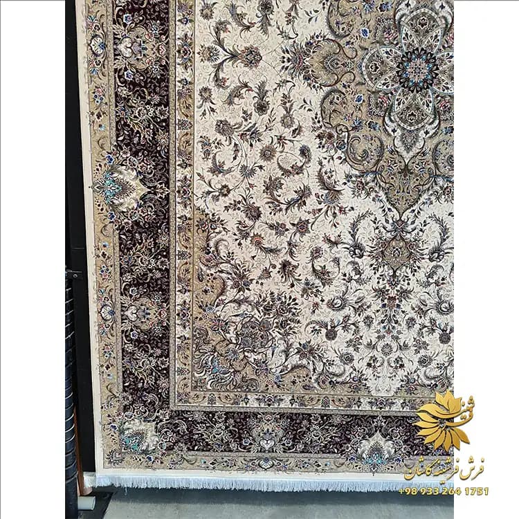 فرش ماشینی طرح دستباف 1500 شانه بوم کرم حاشیه لاکی کد 7555 — تصویر ۳