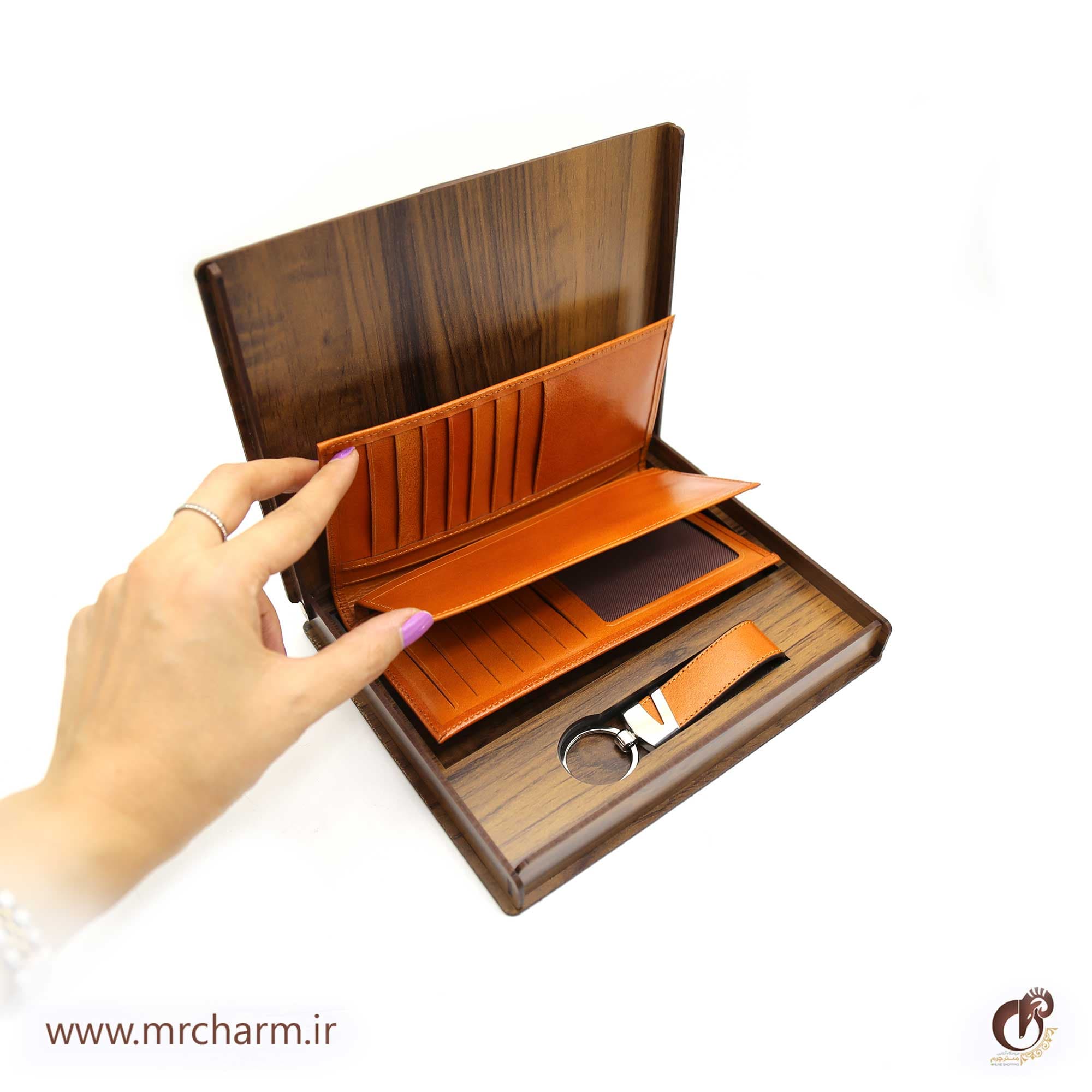 ست هدیه کیف پول و جاکلیدی چرم mrc1318-23 — تصویر ۶