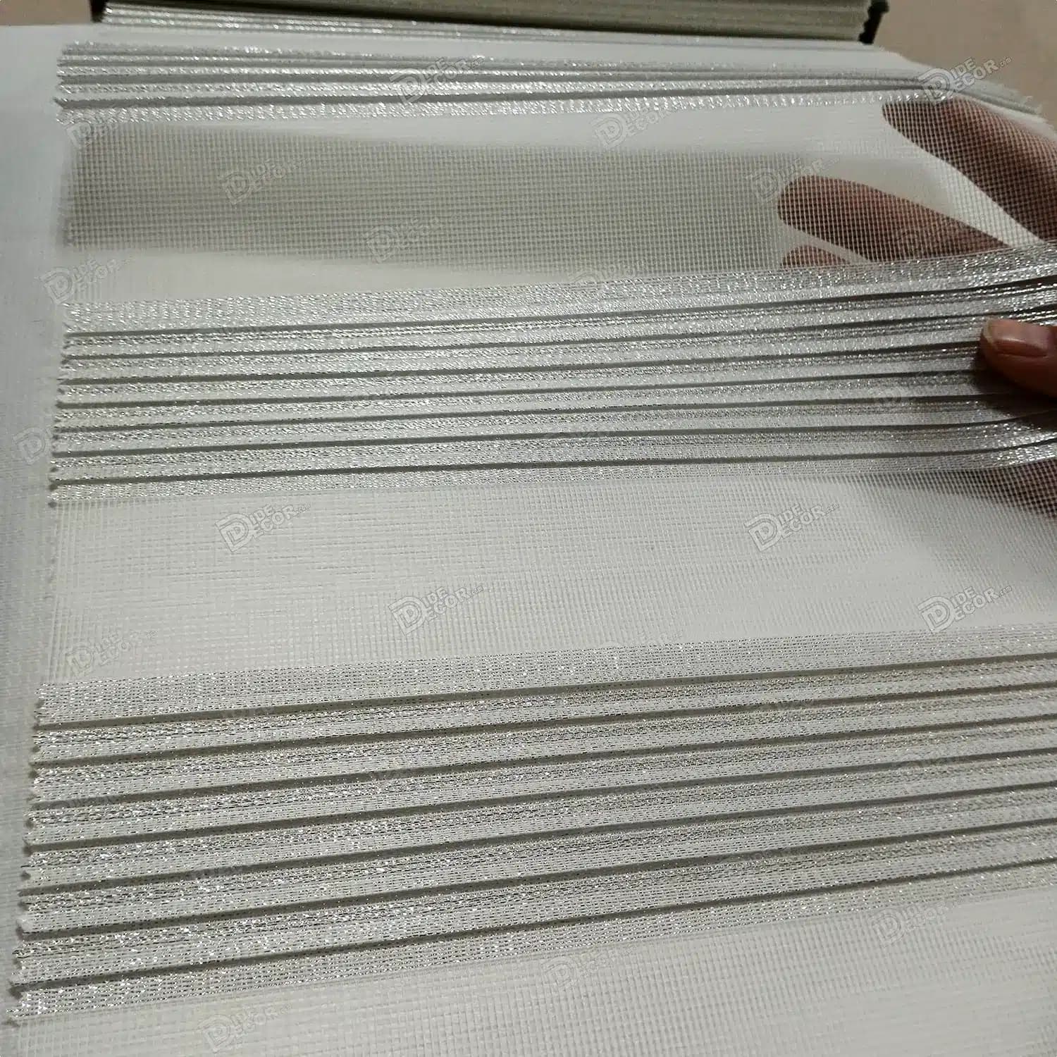 پرده زبرا پلیسه ریز رنگ نقرهای با لمه نقرهای کد T2531 — تصویر ۳
