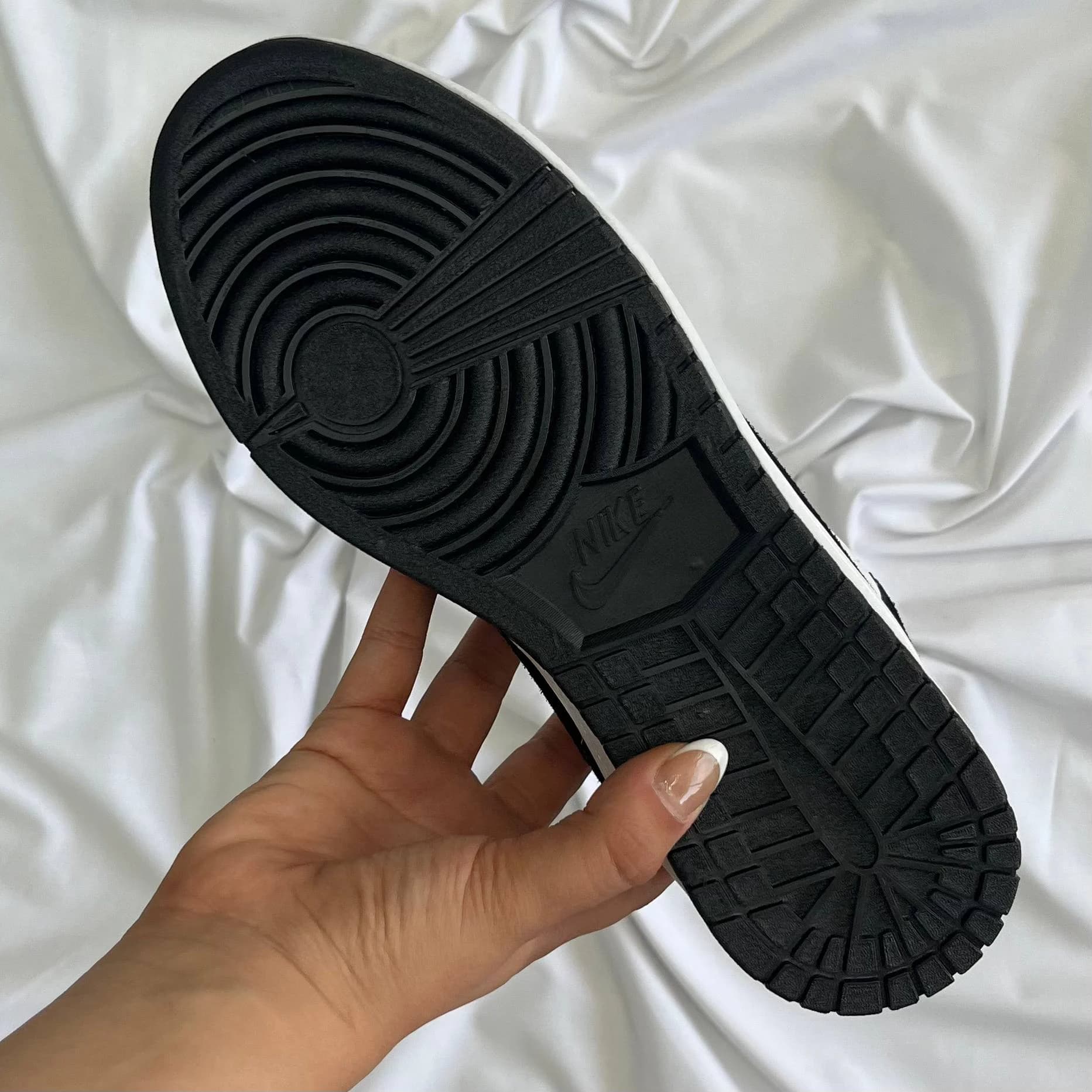 کتونی سفید مشکی نایک ترویس مردانه کد 653 — تصویر ۹