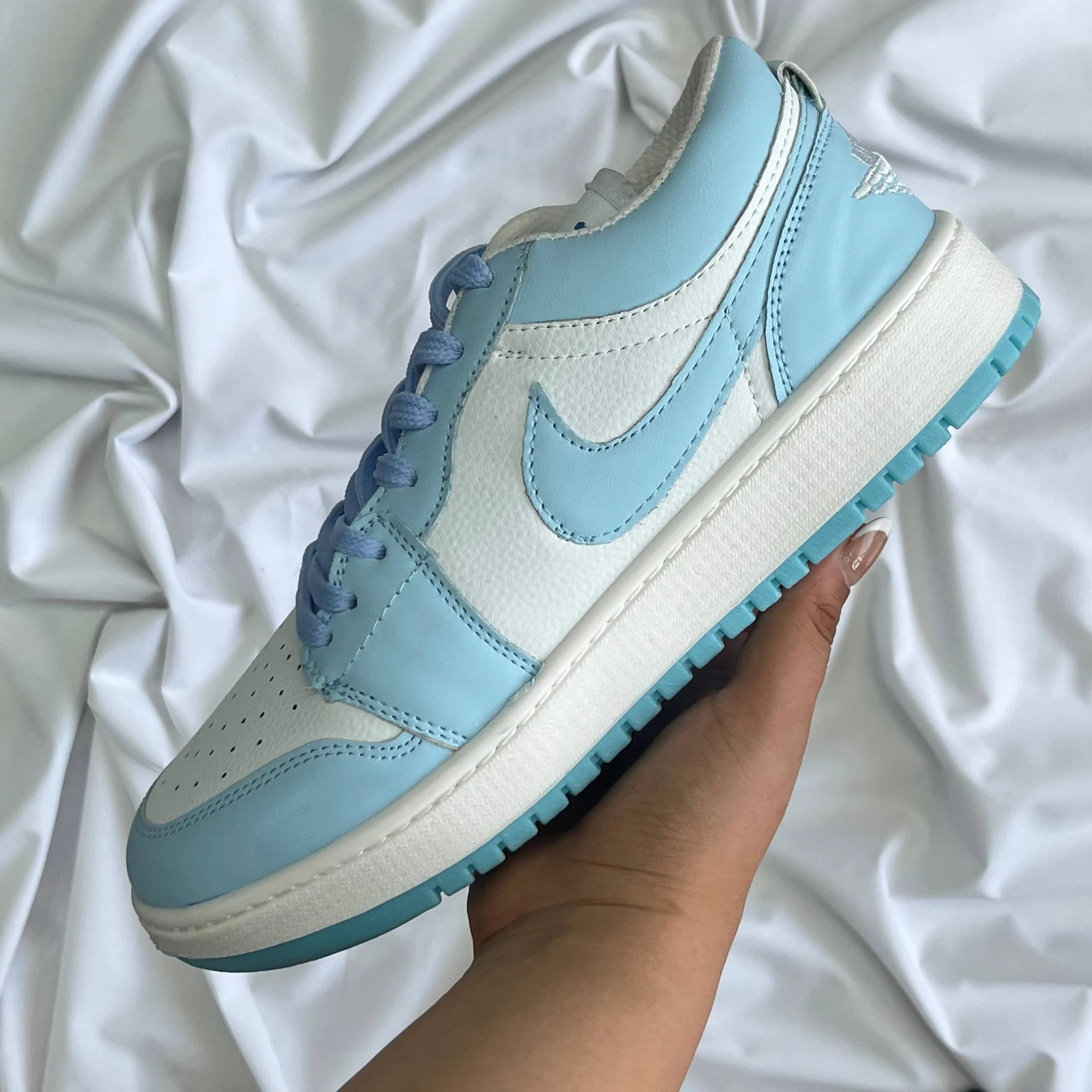 کتونی سفید آبی نایک جردن ۱ مردانه کد ۶۴۶ — تصویر ۴