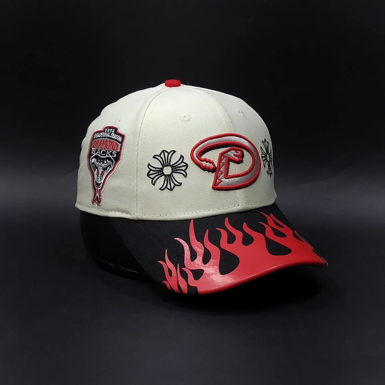 کلاه بیسبالی کتان Arizona Diamondbacks Chrome Hearts | کپ نقاب آتشی با استایل لوکس خیابانی — تصویر ۳