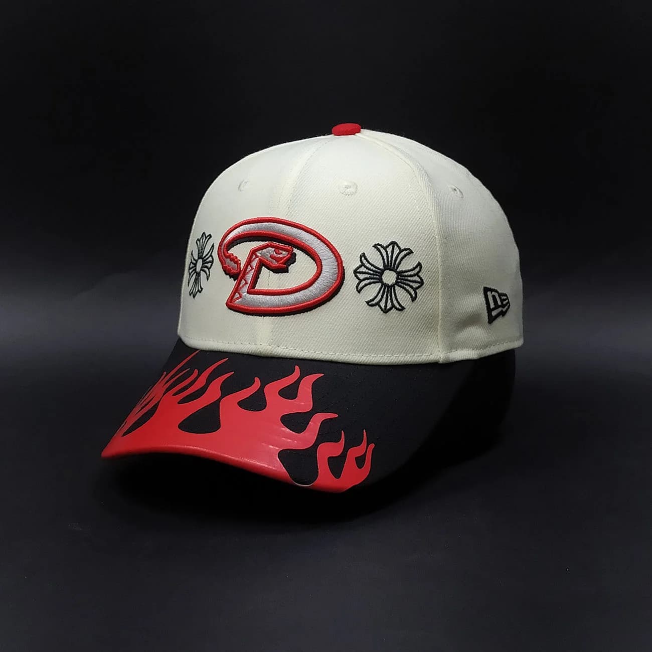 کلاه بیسبالی کتان Arizona Diamondbacks Chrome Hearts | کپ نقاب آتشی با استایل لوکس خیابانی — تصویر ۲