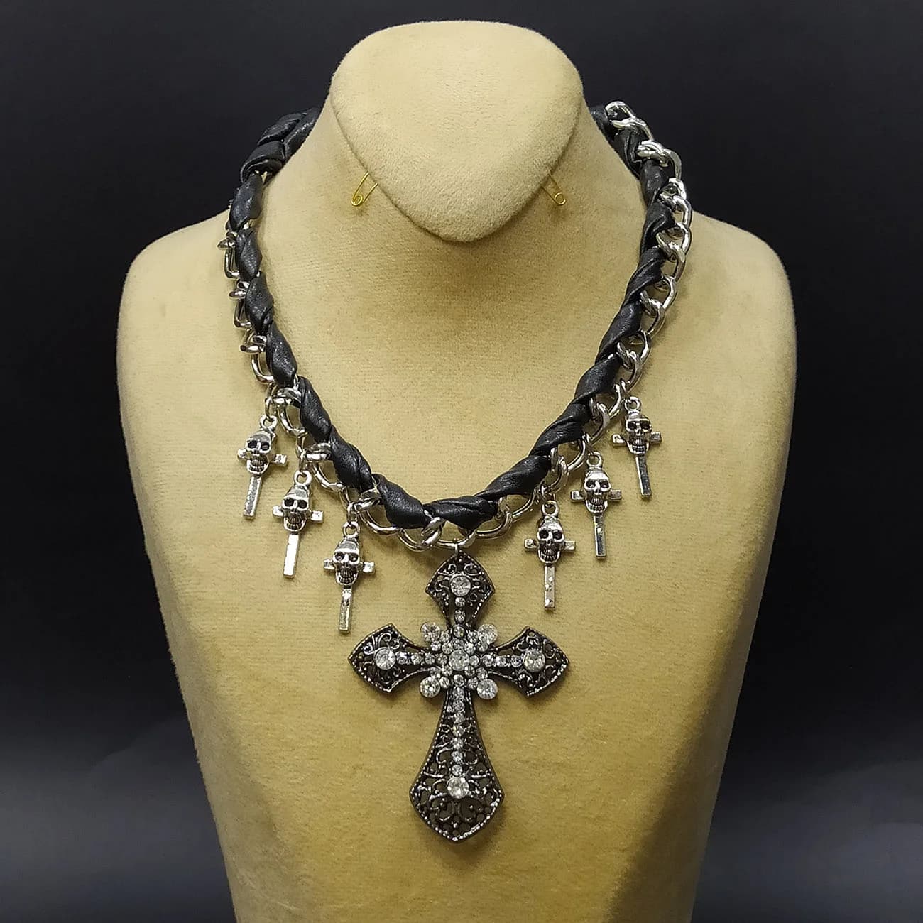 چوکر صلیب سلطنتی Skull Cross | چوکر چرمی زنجیری گاتیک با پلاک صلیب خاص نگینی