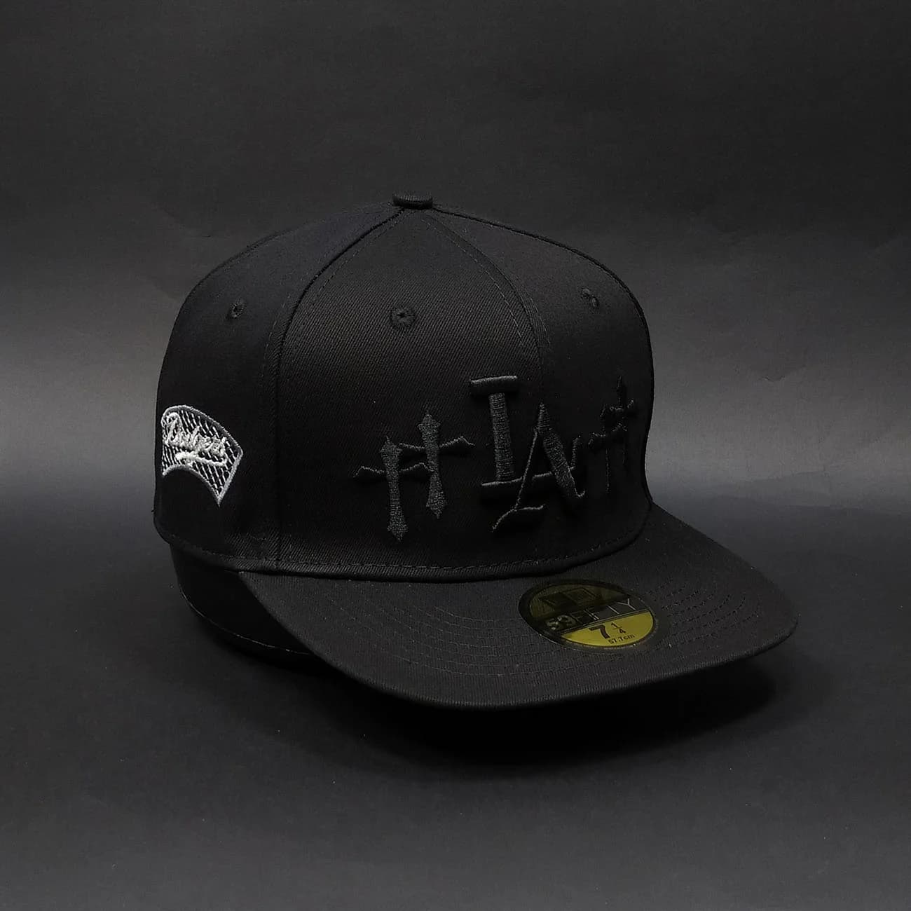 کلاه کپ فیت بک Chrome Hearts LA | کلاه استریت تمام مشکی با گلدوزی همرنگ — تصویر ۲