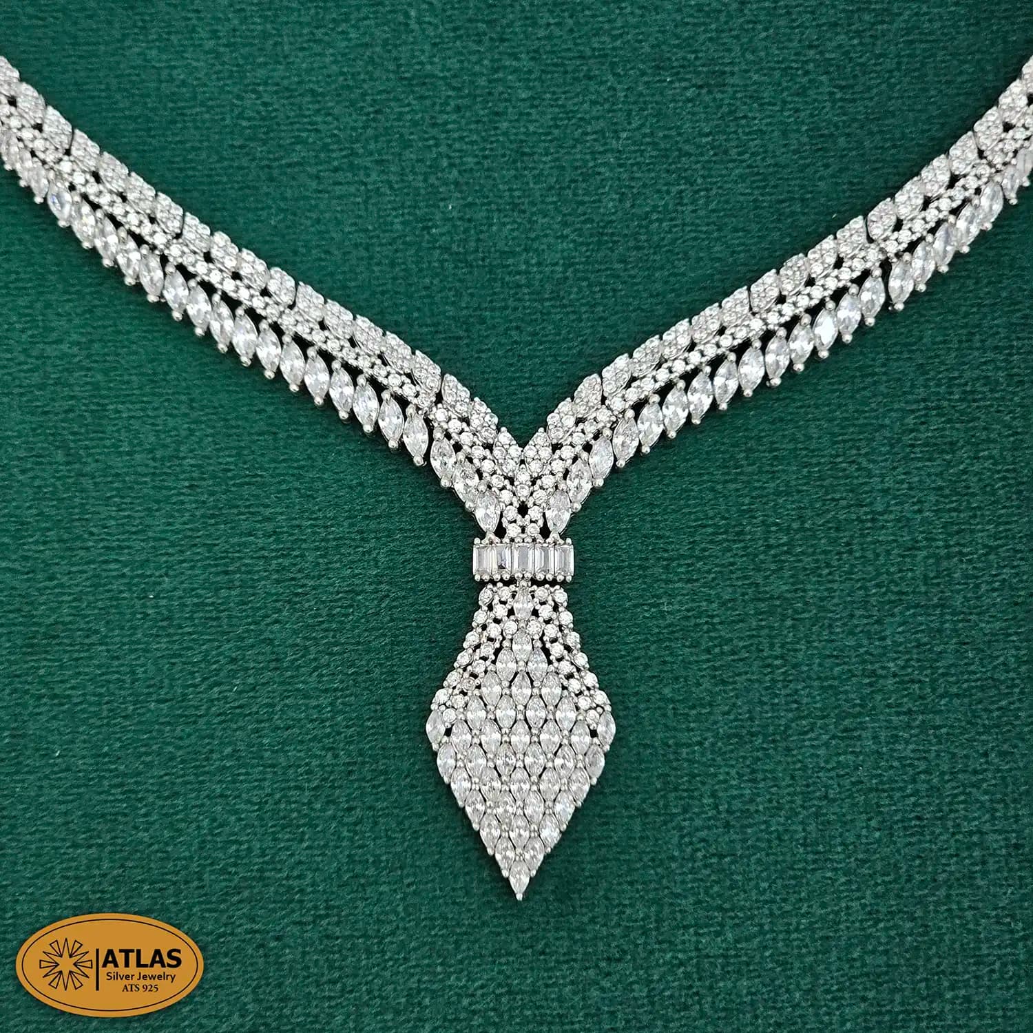 سرویس نقره جواهری زنانه مجلسی نگین های مارکیز و برلیان 32.8 گرمی نقره اصل 925 — تصویر ۲