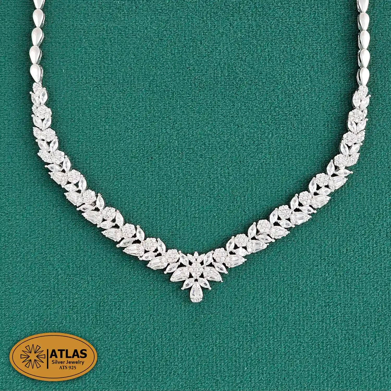 سرویس نقره جواهری زنانه مجلسی با نگین های برلیان ،باگت و مارکیز 30.8 گرمی نقره اصل 925 — تصویر ۲