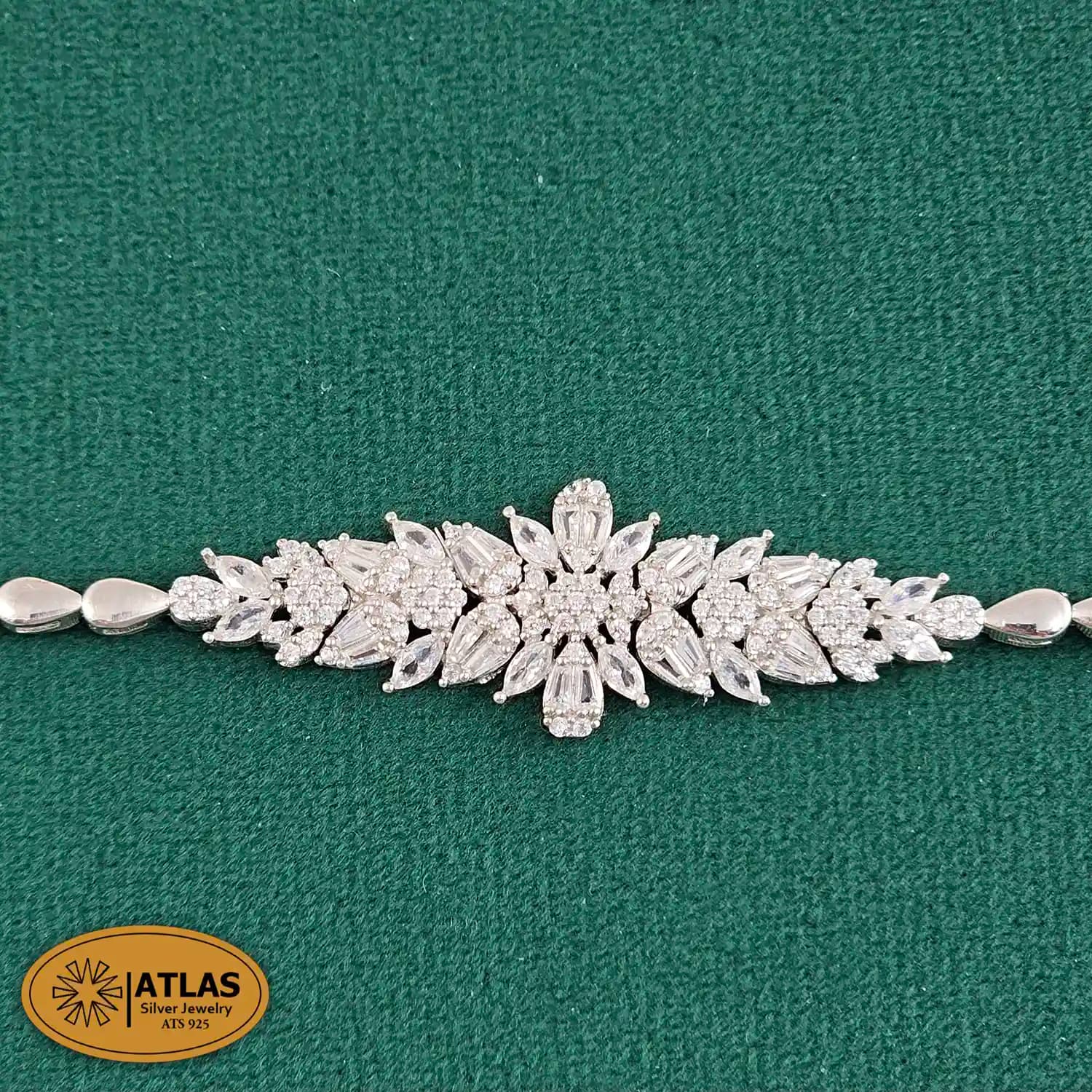 سرویس نقره جواهری زنانه مجلسی با نگین های برلیان ،باگت و مارکیز 30.8 گرمی نقره اصل 925 — تصویر ۳
