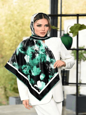 روسری ابریشم توییل سایز ۱۲۰ مشکی طرح گل لاله آبرنگی آبی کد SC29-1 — تصویر ۳