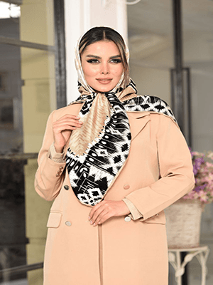 روسری نخی سایز ۱۲۰ سفید پتینه با حاشیه سرمه ای و آبی روشن کد SC72 — تصویر ۶