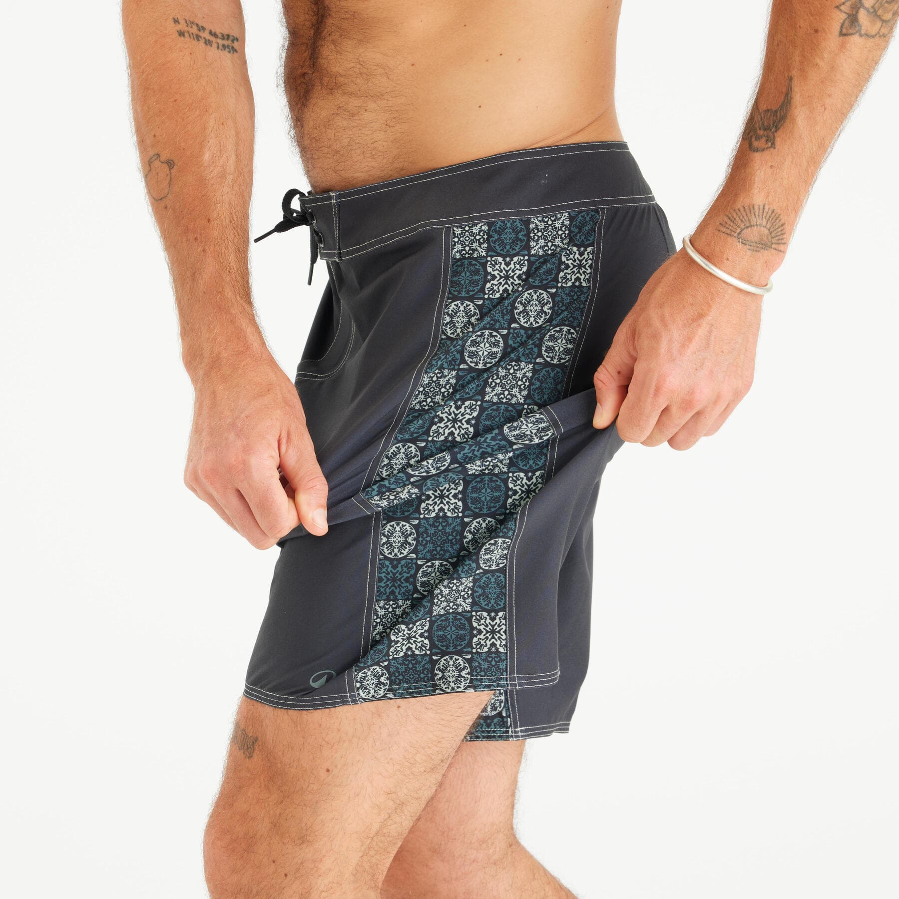 مایو موج سواری دکتلون Decathlon Male Long 19″ Sea Shorts/ Boardshort – Black – 500 ARCH ESAWIRA — تصویر ۳