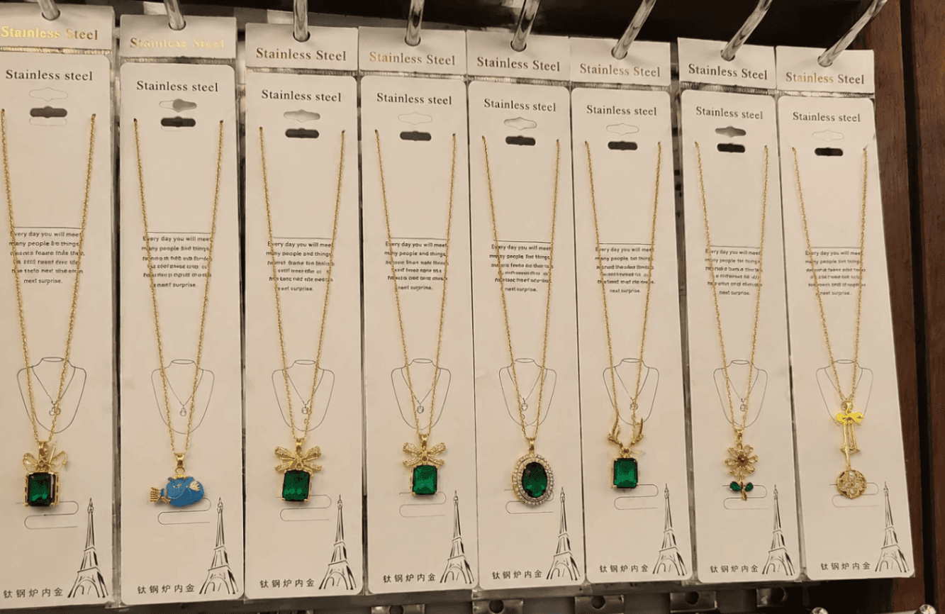 گردنبند استیل طلایی زنانه طرح کلاسیک لاکچری – **Stainless Steel Necklace** | جام کوزارکس jamcosrx — تصویر ۳
