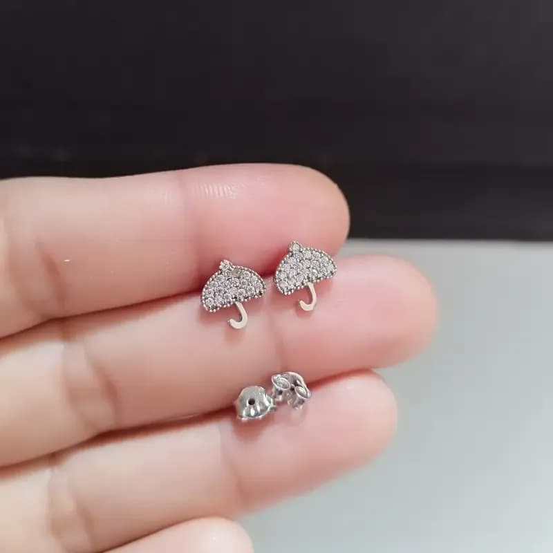گوشواره نقره میخی عیار 925 با روکش طلا سفید طرح چتر زنانه — تصویر ۴