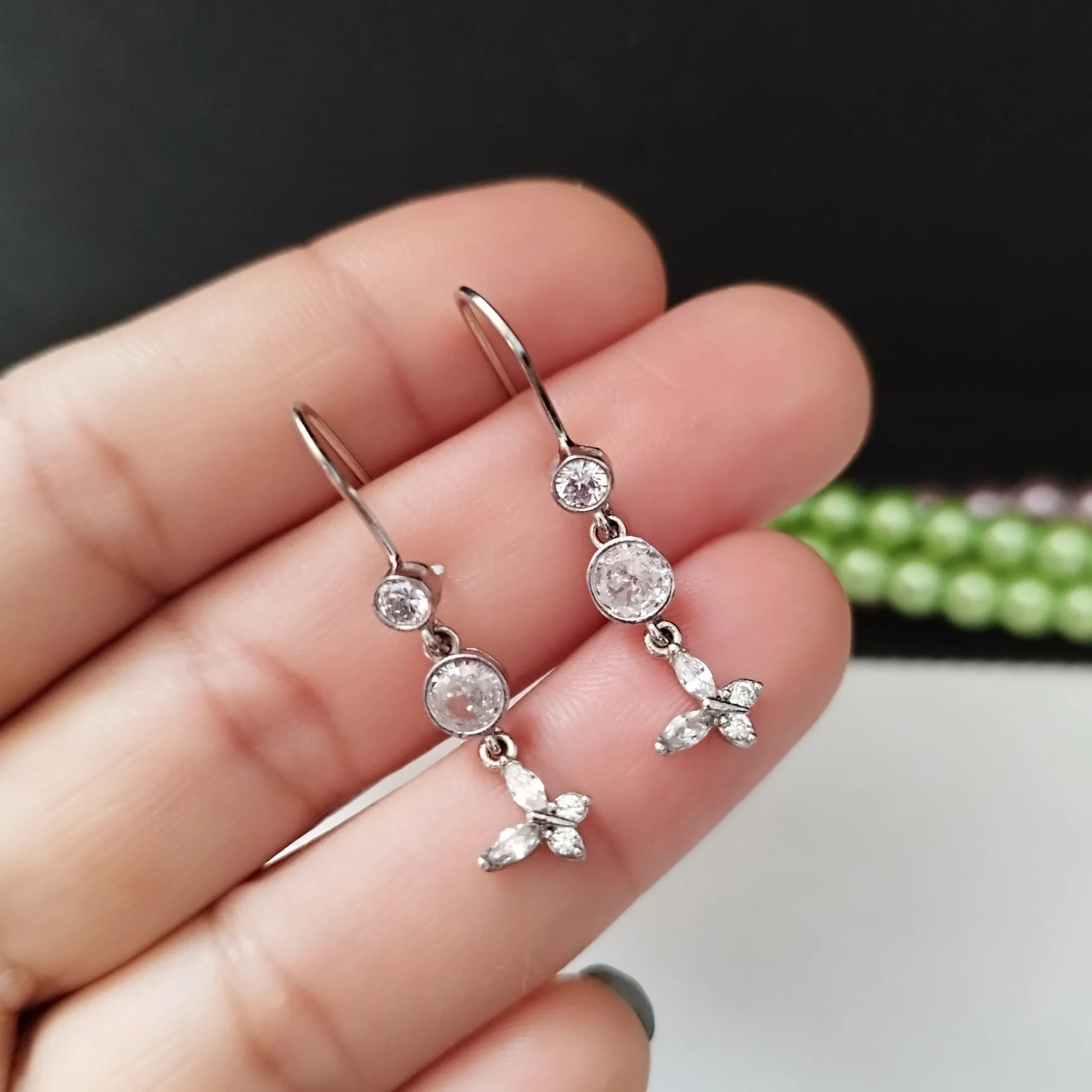 گوشواره نقره زنانه آویز عیار 925 طرح پروانه رنگ نقره ای — تصویر ۳