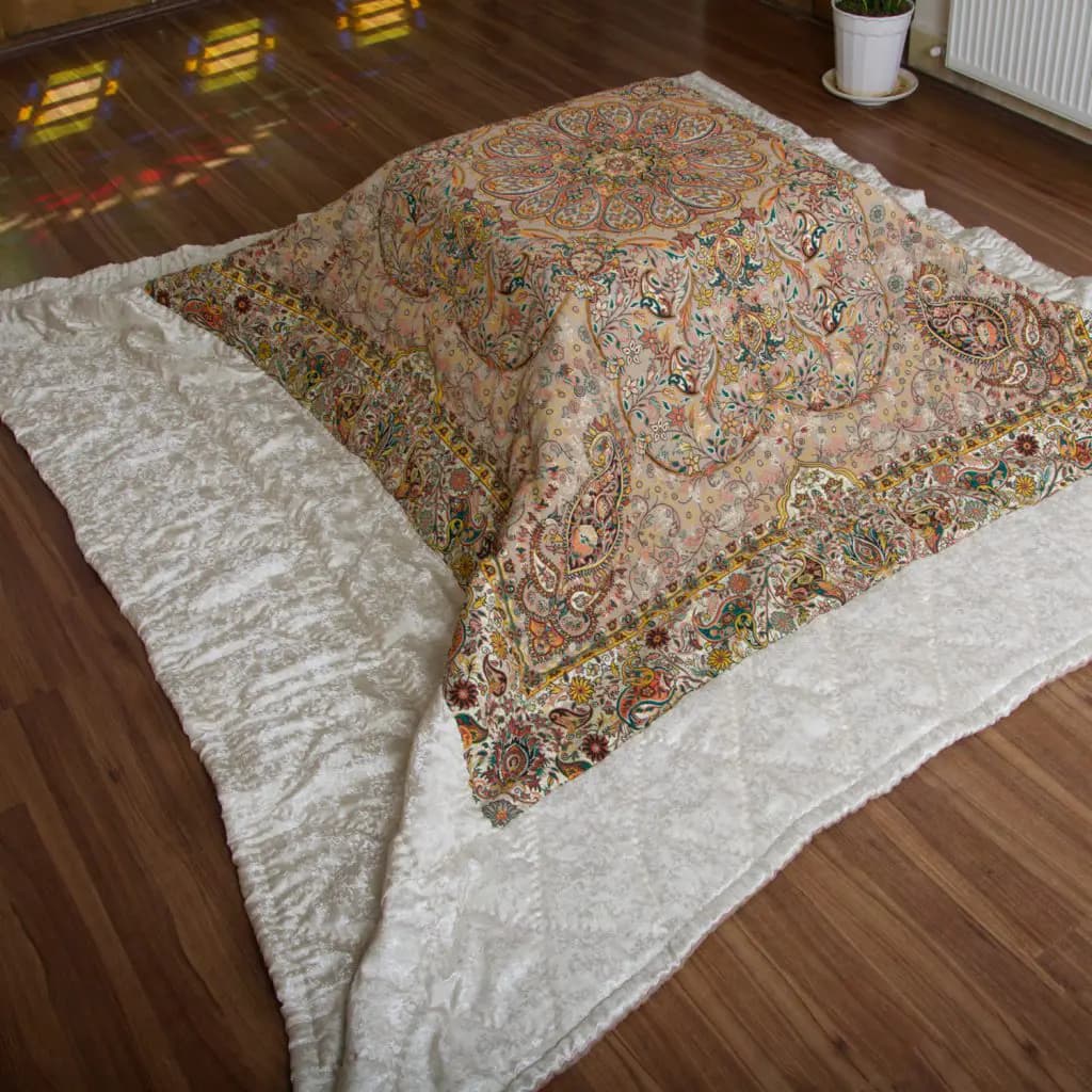 لحاف کرسی دست دوز ترمه طرح افشار رنگ کرم — تصویر ۶