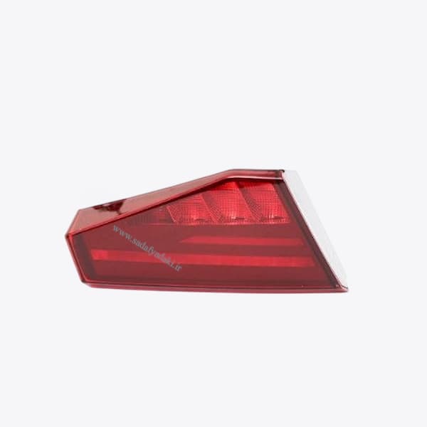 چراغ عقب چپ روی صندوق LED مثلثی تارا ایساکو — تصویر ۲