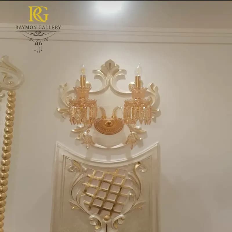 دیوارکوب باکارات دو شاخه طلایی و بدنه کریستالی — تصویر ۲