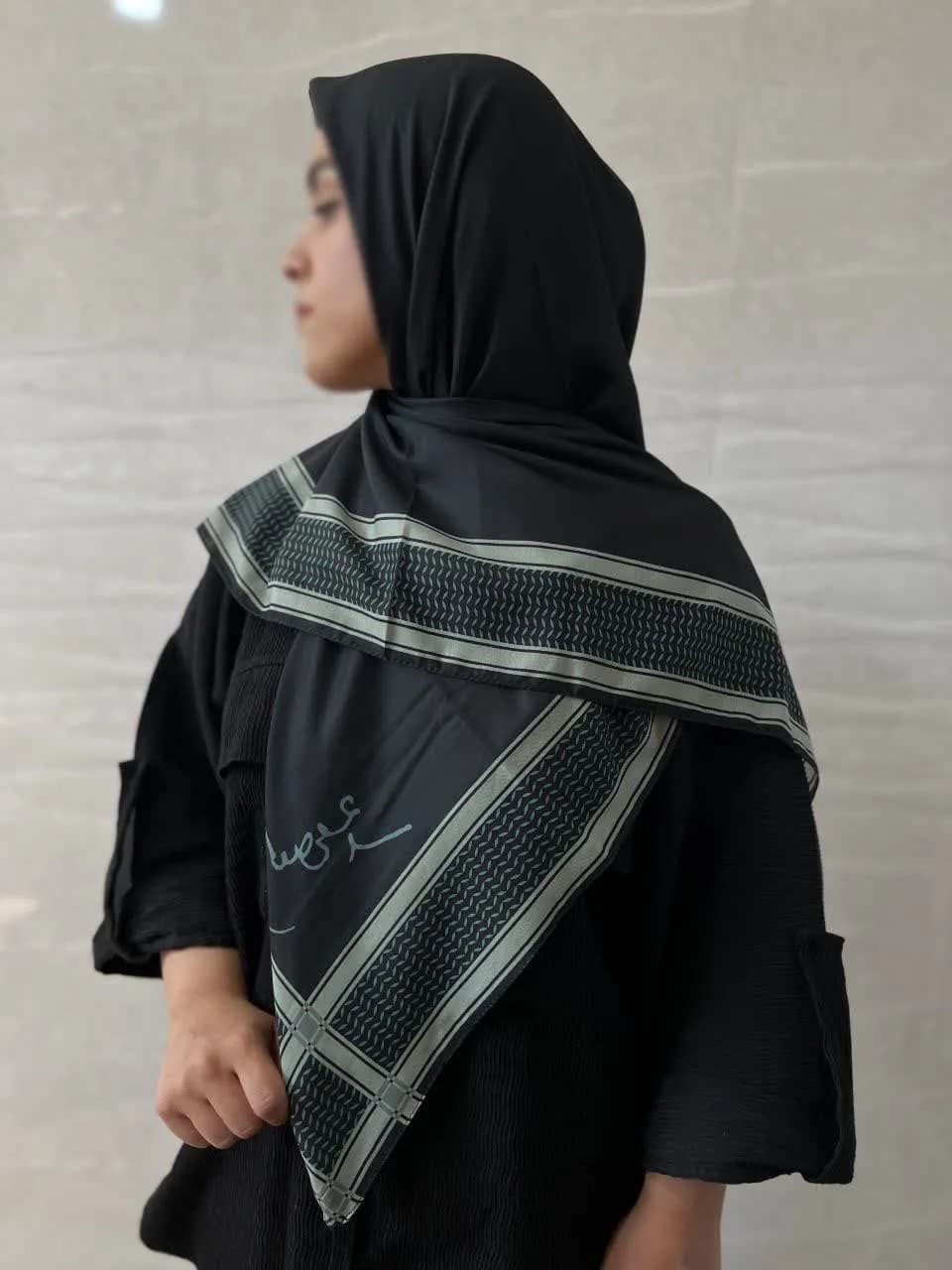 روسری سوپرنخ زنانه طرح امضاء رهبری رنگ مشکی حاشیه طرح گلبرگ سبز