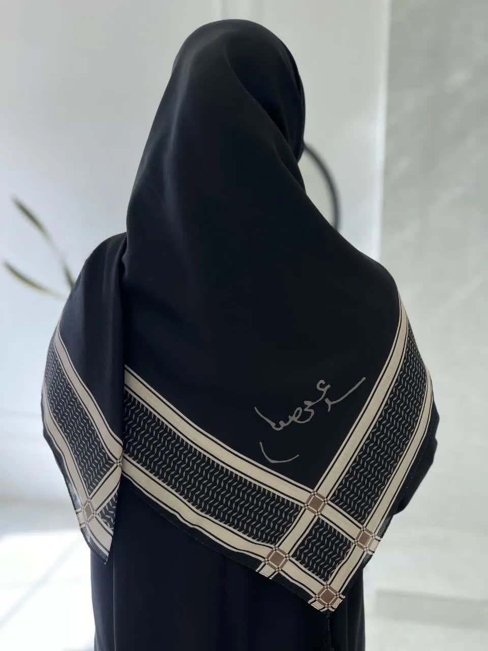 روسری سوپرنخ زنانه طرح امضاء رهبری رنگ مشکی حاشیه طرح گلبرگ کرم