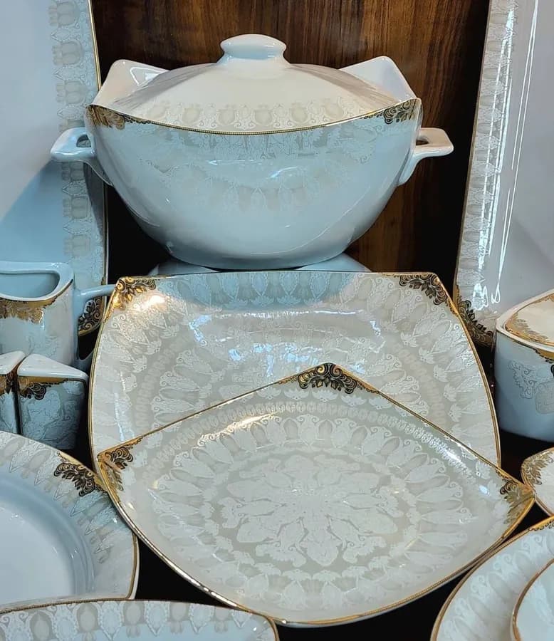 سرویس چینی پردیس طرح منچستر طلایی 12 نفره 105 پارچه کد 2041B — تصویر ۲