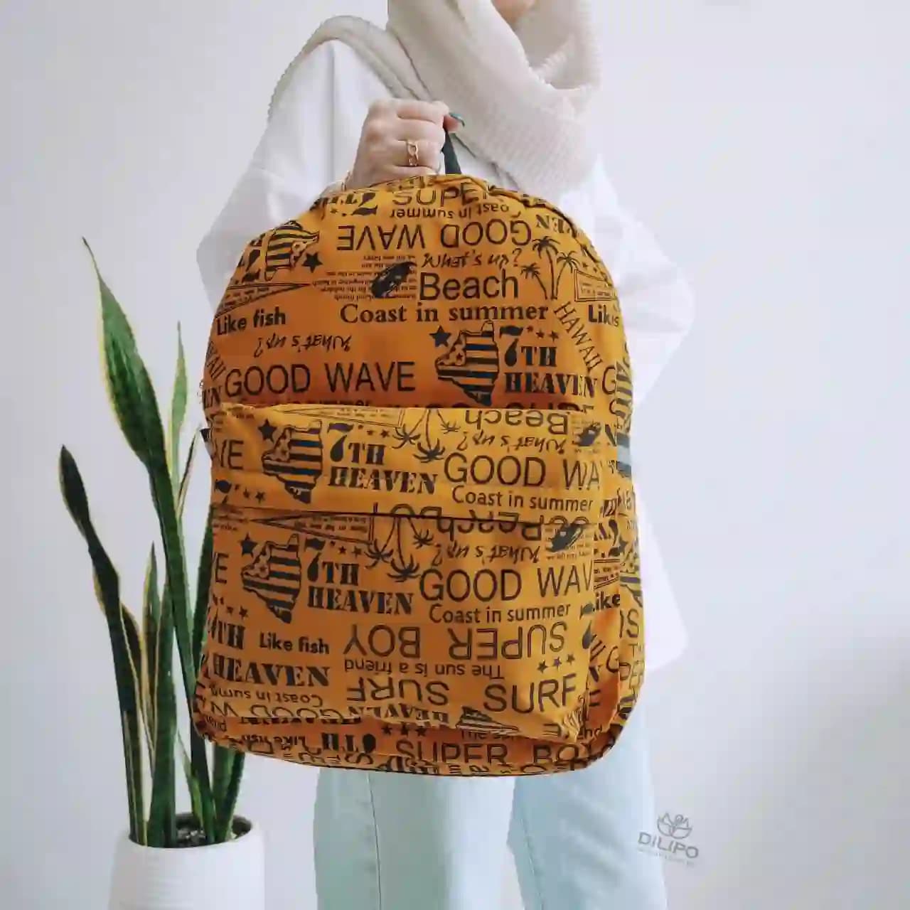 کوله پشتی خردلی طرح کالیگرافی آلوینا 2379 — تصویر ۳