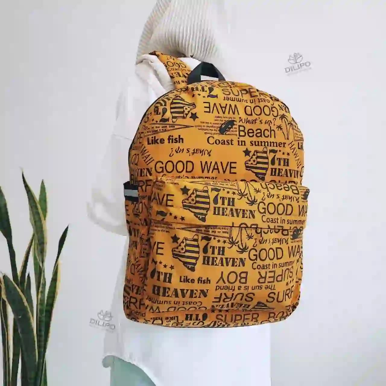 کوله پشتی خردلی طرح کالیگرافی آلوینا 2379 — تصویر ۲