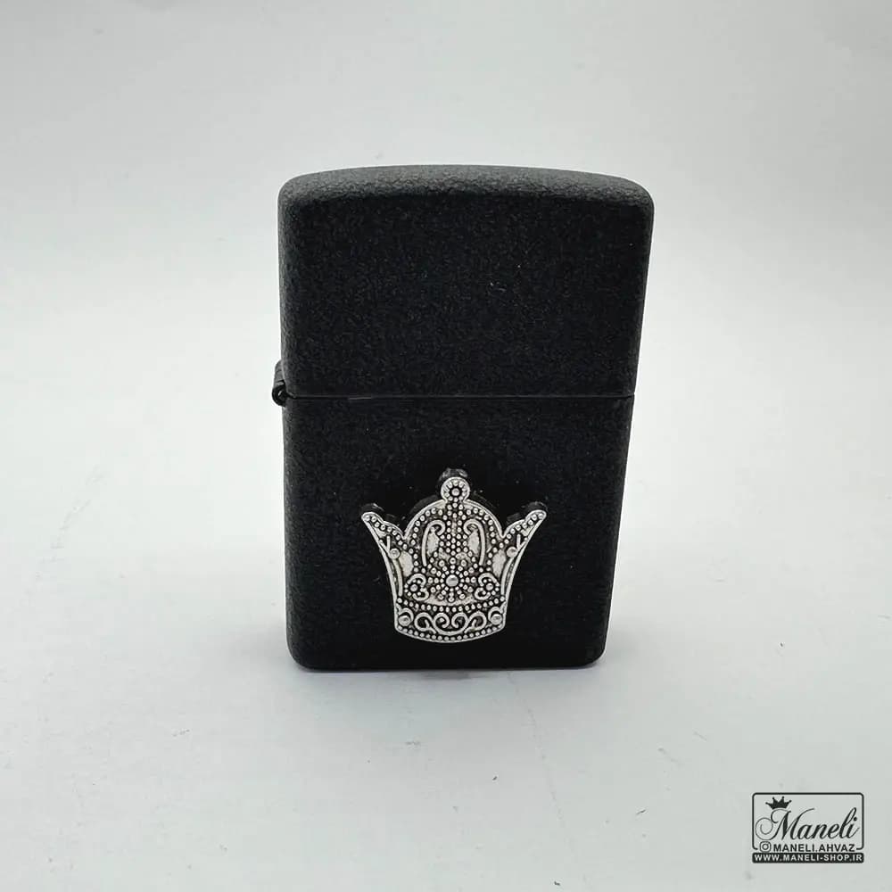 فندک مشکی zippo با طرح تاج — تصویر ۳