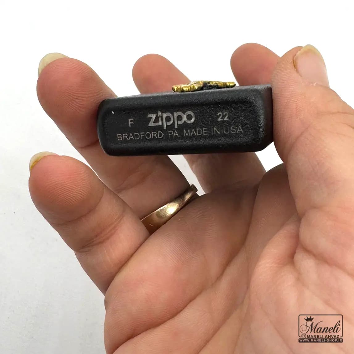 فندک بنزینی ZIPPO مشکی طرح صلیب طلایی — تصویر ۳