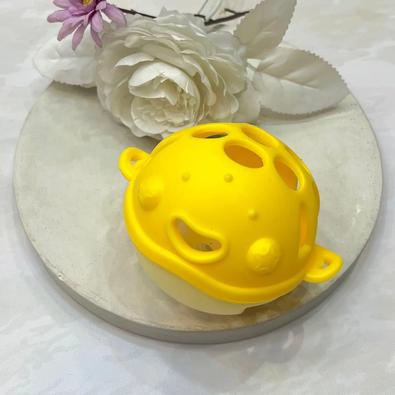 جغجغه سیلیکونی توپی طرح ماهی در سه رنگ — تصویر ۲