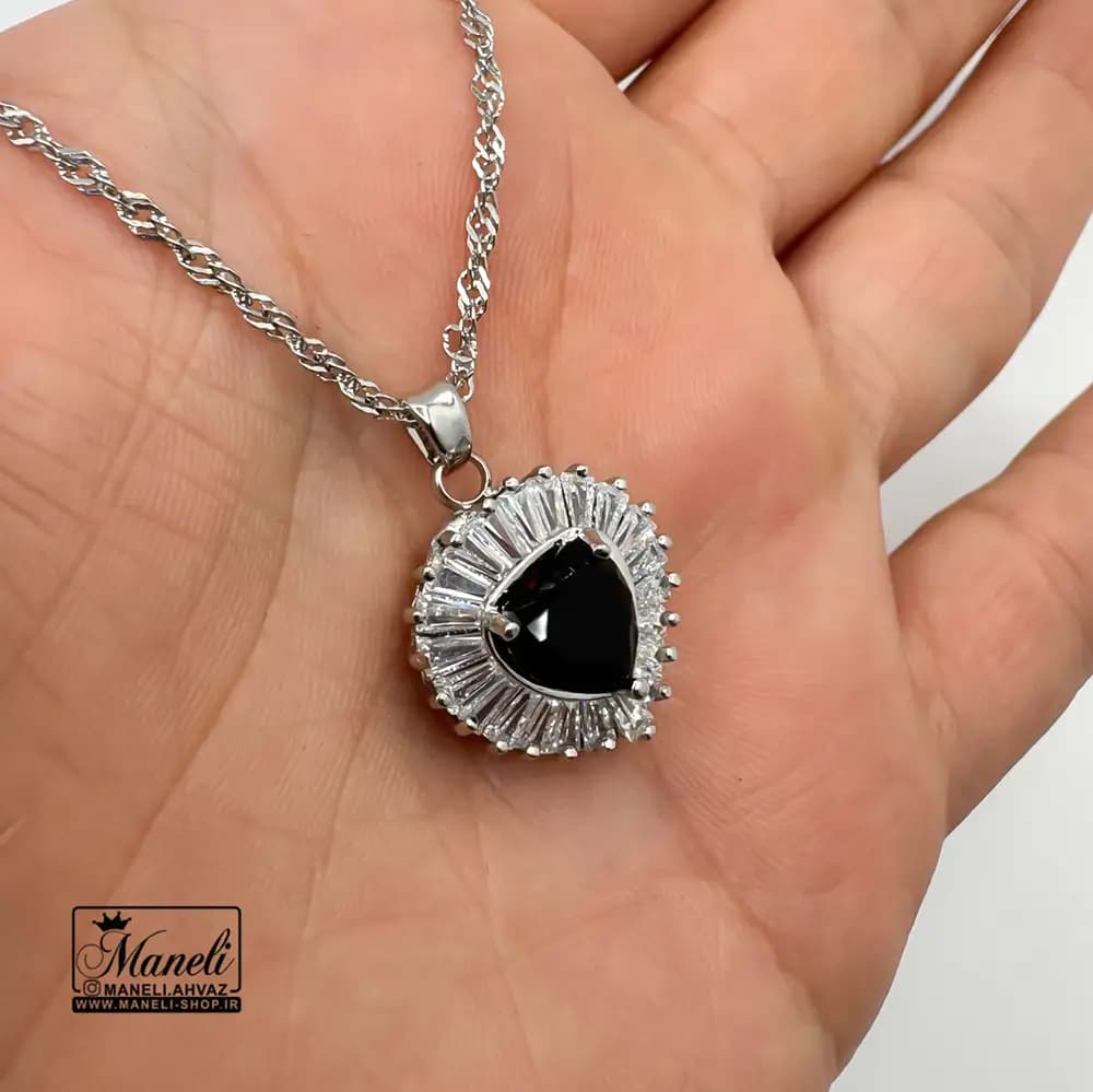 گردنبند نقره ای طرح قلبی نگین مشکی دورنگین باگتی — تصویر ۳