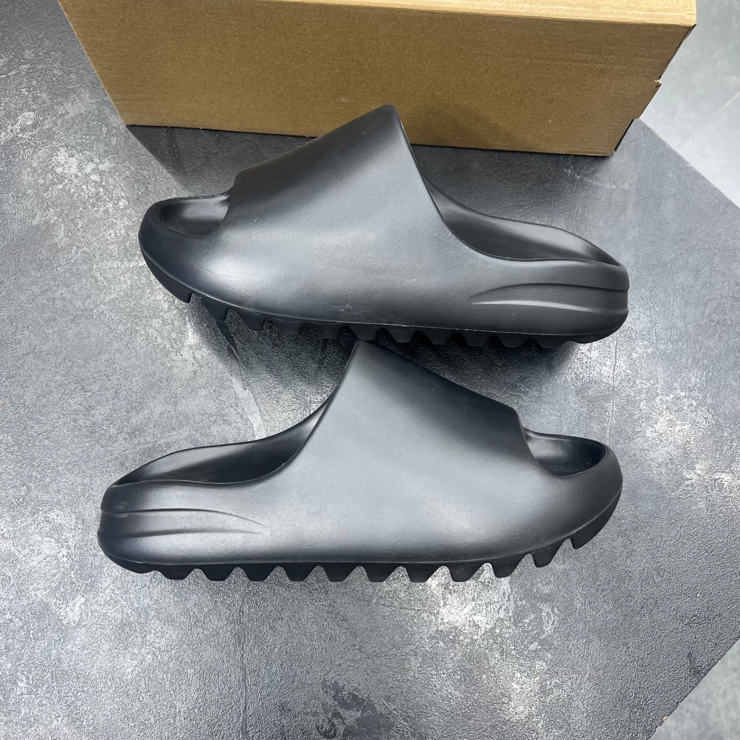 ادیداس ییزی اسلاید مشکی براق adidas yeezy slide — تصویر ۳