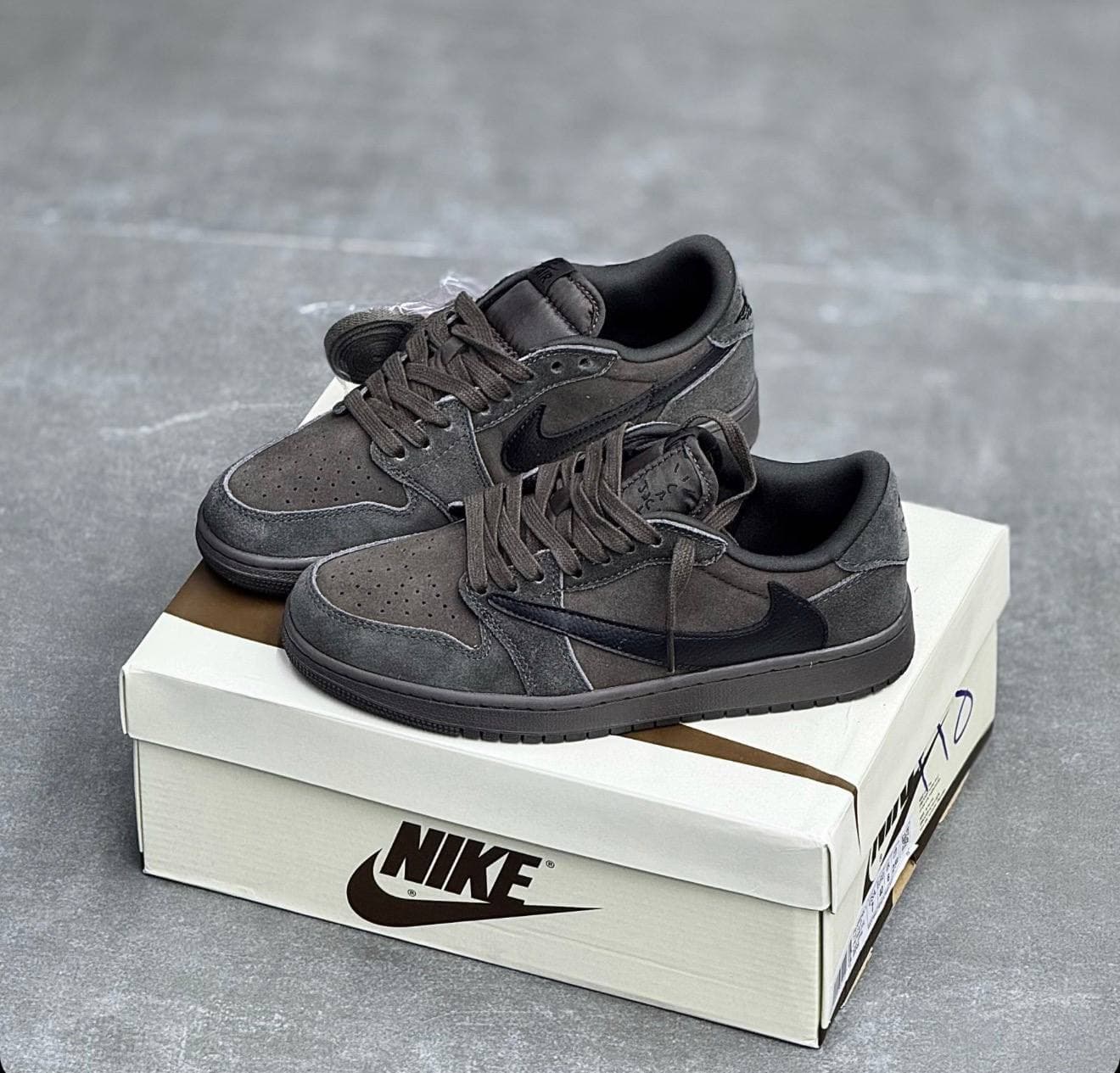 کفش کتونی مردانه نایک ایر جردن ۱ تراویس اسکات موکا Nike Air Jordan 1 Travis Scott x Velvet Brown — تصویر ۲