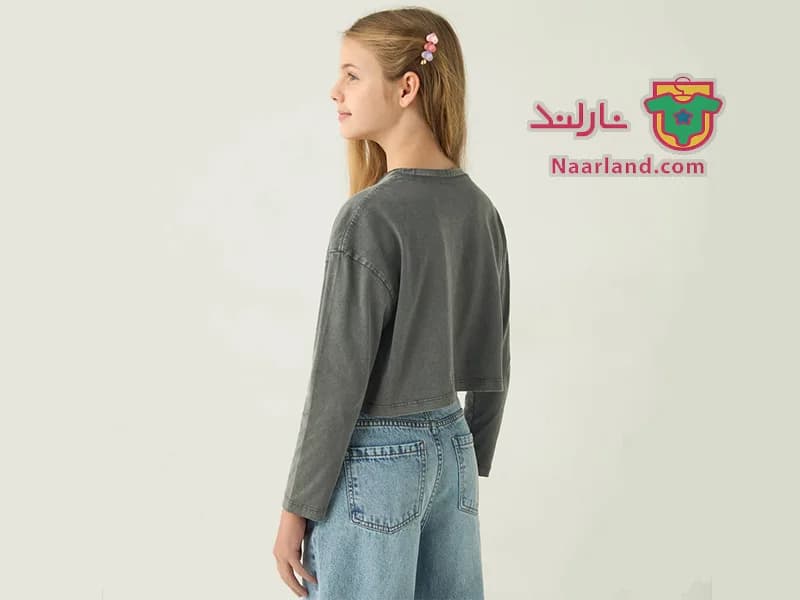 تیشرت کراپ آستین بلند نخی برند Sanrio وارداتی خاکستری استایل کهنه طرح کیتی — تصویر ۴