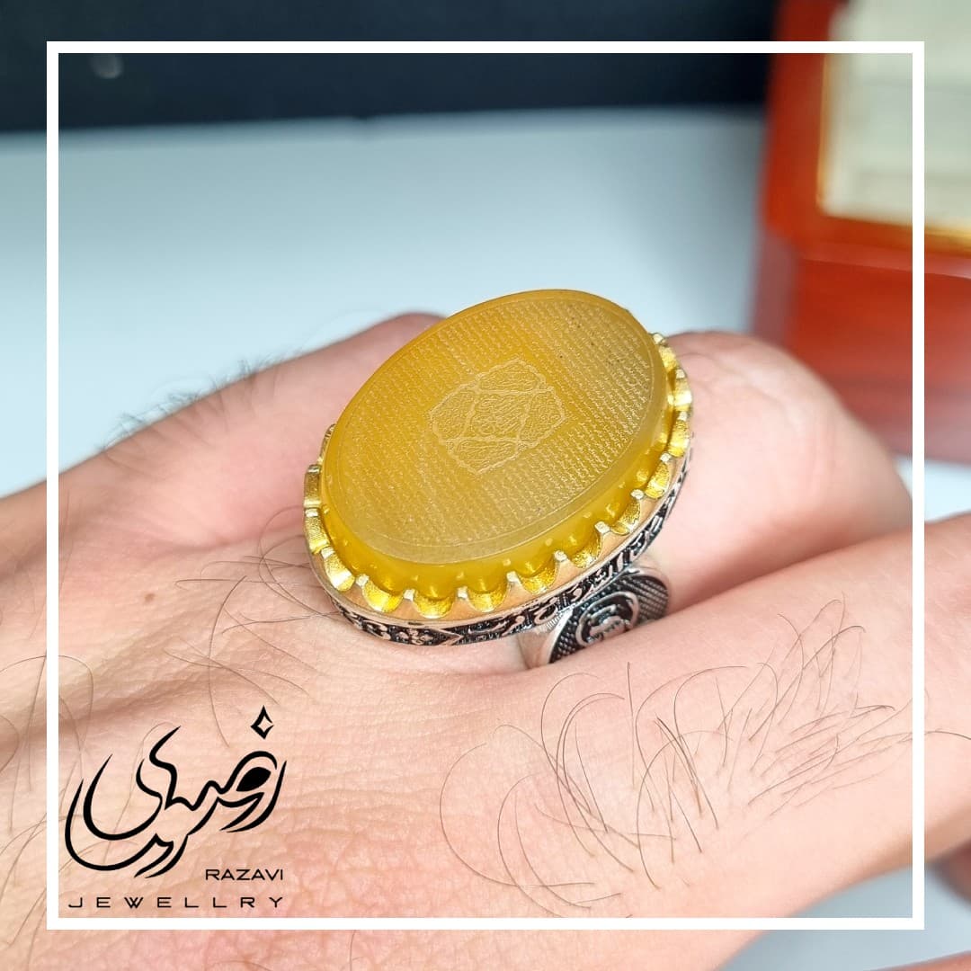 انگشتر مردانه نقره عقیق زرد با رکاب طرح شیخ حسن نصرالله و با حکاکی زیارت عاشورا — تصویر ۳
