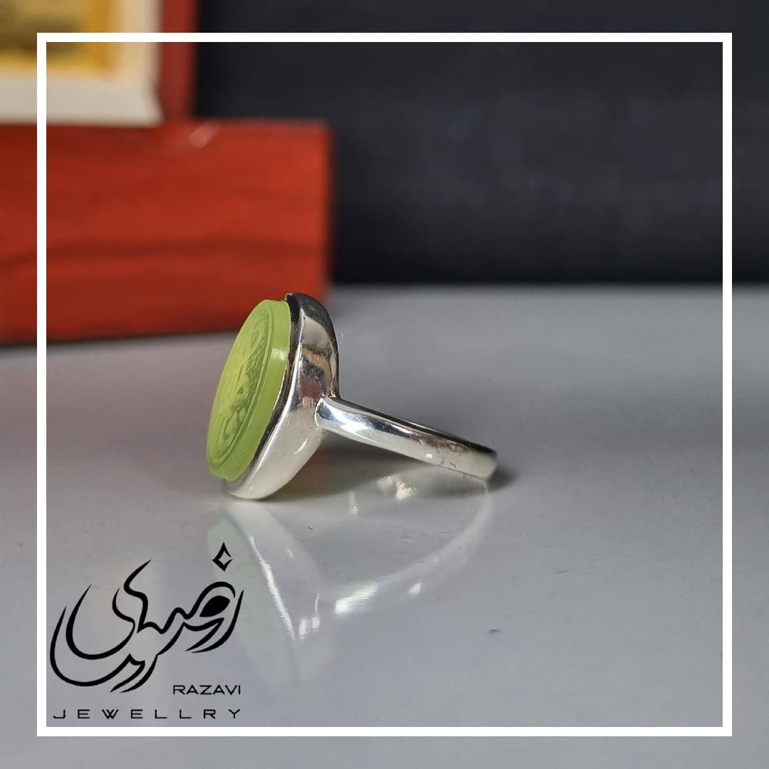 انگشتر نقره زنانه عقیق سبز کاهویی با حکاکی فاطمه — تصویر ۲