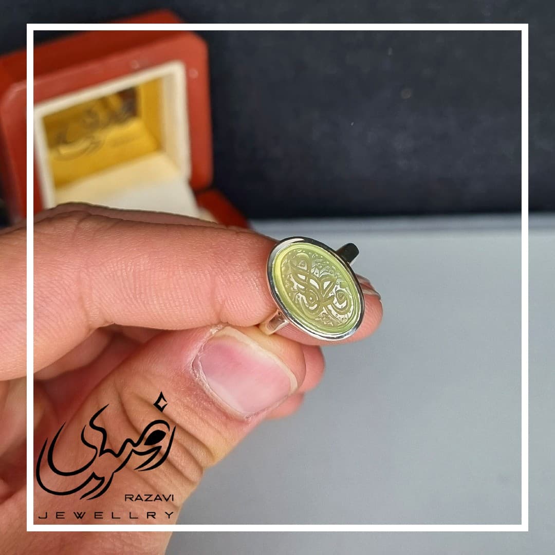 انگشتر نقره زنانه عقیق سبز کاهویی با حکاکی فاطمه — تصویر ۳
