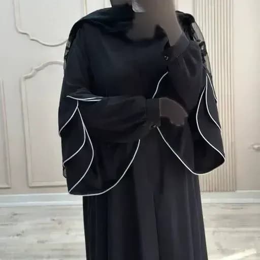 عبای زنانه مدل لاله مشکی جت بلک آستین لاله ای فرم آزاد — تصویر ۲